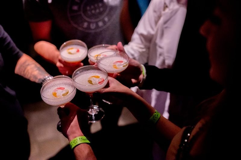 Convidados brindando com drinks personalizados em evento no Caulí